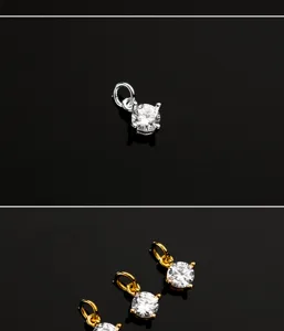 Dettaglio di ciondoli in argento 925 con zirconi in finiture di colore oro e argento
