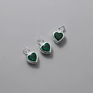 Tre ciondoli a cuore placcati in argento S925 con cristalli di zircone verde smeraldo