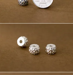 Nahaufnahme von S925 Silberperlen mit matter antiker Hammerschlag-Textur für DIY.