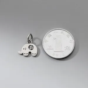 S925 Sterling Silber Vintage Elefant Anhänger mit Om-Symbol und Münze als Größenreferenz