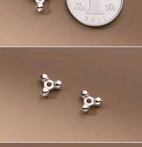 Vue détaillée de perles d'espacement triangulaires en argent 925 de 8mm pour bijoux DIY