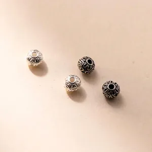 Nahaufnahme von 6mm S925 Sterlingsilber Antik-Blumenperlen für die Schmuckherstellung