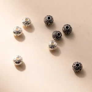 Detailaufnahme der filigranen Blumenmuster auf 6mm S925 Sterlingsilber Retro-Perlen