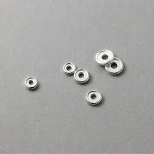 Gros plan détaillé de perles d'espacement en argent sterling 925 pour bijoux DIY