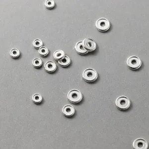 Vue détaillée de plusieurs perles d'espacement plates en argent 925 pour bijoux DIY