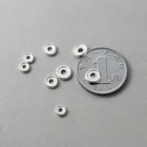 Détail des perles d'espacement en argent sterling 925 pour bijoux DIY avec pièce témoin