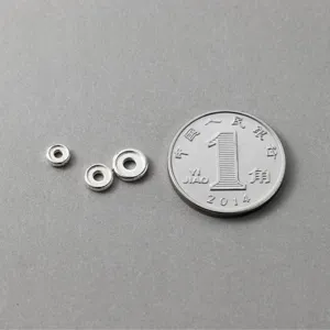 Vue détaillée des perles d'espacement en argent 925 à côté d'une pièce