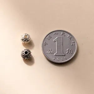 Detailansicht der 6mm S925 Sterling Silber Abstandsperlen mit Vintage-Musterung.
