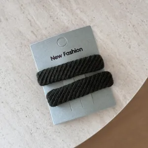 Coppia di mollette per capelli BB rettangolari in tessuto twill verde scuro.