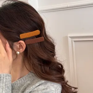 Set di due fermagli per capelli rettangolari in tessuto twill color senape e marrone