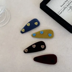 Lot de quatre barrettes en velours avec petits cœurs, style rétro et mignon.