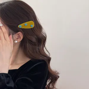 Barrette à cheveux rétro en velours avec cœurs bleus sur base triangulaire jaune