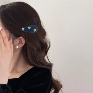 Barrette à cheveux en velours rétro avec cœurs jaunes sur des cheveux bruns ondulés