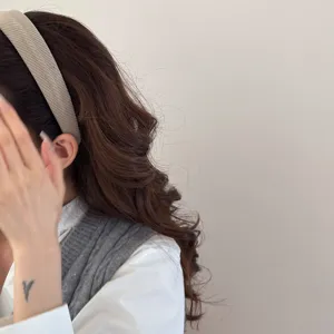Elegant beige textured sponge headband for high skull top effect fashion accessory