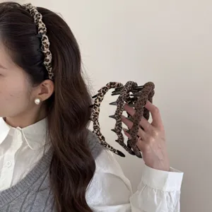 Detalle de diademas de tela de leopardo con dientes antideslizantes para el cabello de moda