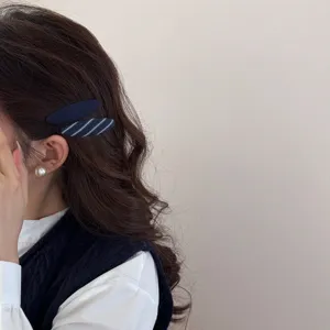 Fermagli per capelli BB in tessuto blu navy stile coreano indossati lateralmente