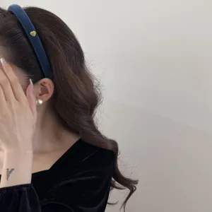 Gros plan d'un bandeau floqué bleu marine avec un petit détail de cœur jaune élégant