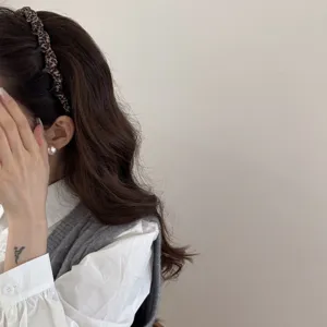 Diadema de tela con estampado de leopardo y dientes antideslizantes para volumen
