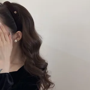 Serre-tête floqué marron élégant avec détail cœur vu de profil sur un mannequin