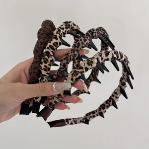 Primer plano de diademas de tela con estampado de leopardo y dientes antideslizantes