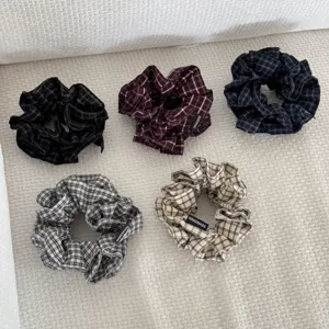 Vue détaillée de cinq chouchous en tissu à carreaux assortis dans des couleurs vintage