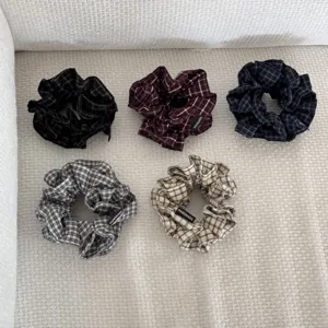 Vue détaillée de cinq chouchous en tissu à carreaux avec étiquettes faites main.