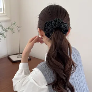 Chouchou en tissu à carreaux vert vintage pour une coiffure élégante en queue de cheval