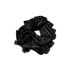 Chouchou en tissu à carreaux vintage avec étiquette faite main sur un fond blanc pur