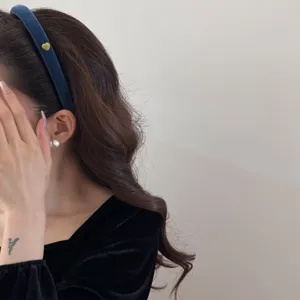 Serre-tête élégant bleu floqué avec détail de cœur, cerceau rembourré chic pour femmes