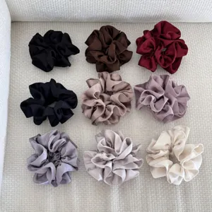 Collection de chouchous en satin plissés à double couche en diverses couleurs élégantes.
