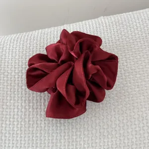 Chouchou en satin plissé rouge vin à double couche avec motif grande fleur