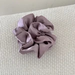 Gros plan d'un chouchou en satin de lavande plissé à double couche