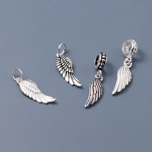 Macro-opname van S925 zilveren vintage engelenvleugel bedeltjes voor DIY-sieraden