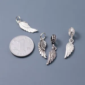 Close-up van S925 zilveren engelenvleugel bedeltjes voor het maken van DIY sieraden
