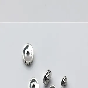 Dettaglio perline distanziatrici in argento S925 con motivo geometrico vintage