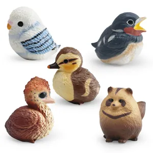 Realistisches Wildtierfiguren-Set mit Sittich, Schwalbe, Ente, Strauß und Waschbärhund.