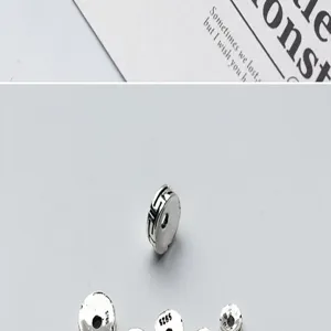 Dettaglio macro di perline distanziatrici in argento sterling S925 con motivo tradizionale