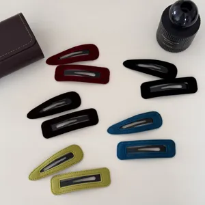 Vue détaillée de barrettes à cheveux en velours aux couleurs automnales variées