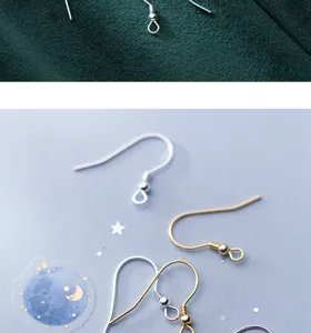 Primer plano de ganchos para pendientes de plata S925 y chapados en oro para joyas DIY