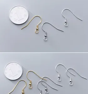 Primer plano de ganchos para pendientes de plata S925 para accesorios de joyería DIY.