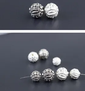Gedetailleerde weergave van S925 zilveren PiXiu kralen voor handgemaakte DIY sieraden.