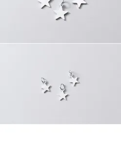 Detalle de tres dijes de estrella minimalistas de plata de ley S925 para joyería DIY