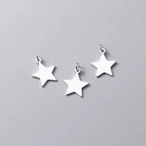 Colgantes de estrella de plata S925 para joyería DIY, set de 3 sobre fondo gris minimalista.