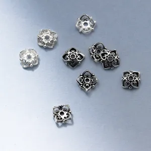 Détail macro de calottes et d'entretoises ajourées en argent sterling S925 vintage