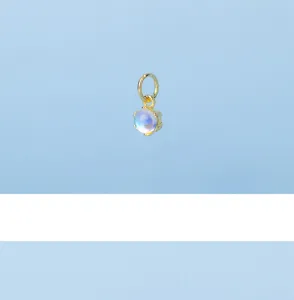 Detaillierte Nahaufnahme eines S925 vergoldeten Mondstein-Anhängers für DIY-Schmuck