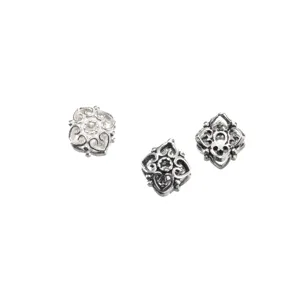 Détail macro de perles d'espacement en argent S925 ajouré pour bijoux faits main