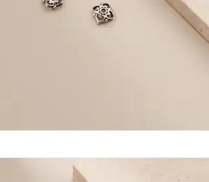Vue macro de calottes de perles en argent antique en forme de cœur pour bijoux DIY.