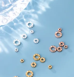 Vista dettagliata di distanziatori in argento 925 con pietre in oro, argento e oro rosa.