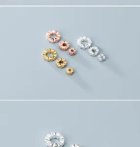 Dettaglio di perle distanziatrici in argento sterling 925 placcato oro, argento e rosa
