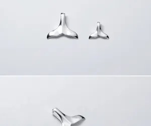 Dettaglio dei ciondoli a coda di balena in argento sterling 925 per gioielli fai da te